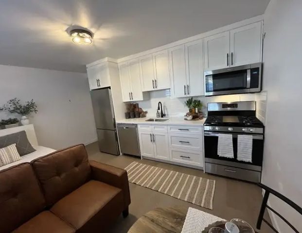 Fully renovated high end studio condo with in-suite laundry. | 301 - 10332 114 Street Northwest, Edmonton - Photo 1