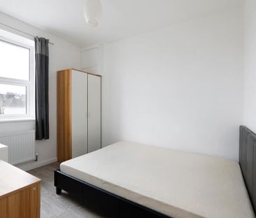 3 bedroom flat to rent - Photo 6