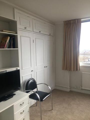 Large Room In a very safe and secure Flat overlooking Hyde Park. - Photo 3