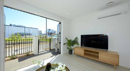 Stylish, executive fully furnished inner city apartment with lovely park views! - Photo 3