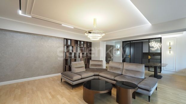 Apartament renovat cu 3 camere, 2 bai | 195mpc | 2 garaje, 2 boxe | ID:2088257 - Fotografie 1