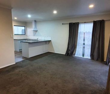 Tidy 2-Bedroom with Deck & Garden Ã¢ÂÂ Great Location!! - Photo 3