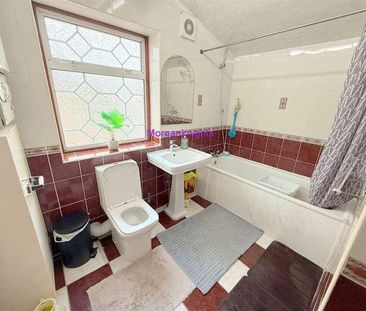 Plashet Grove, Eastham, E6 - Photo 4