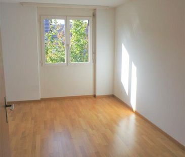 Modern, zentral gelegen, mit grossem Balkon im Grünen! - Foto 4