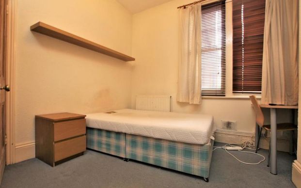 Ocean present this room in a shared house, offered furnished with access to a large garden. - Photo 1