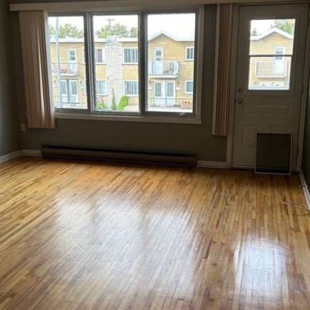 Spacious 3 bedroom appartment, upper duplex. - Photo 3