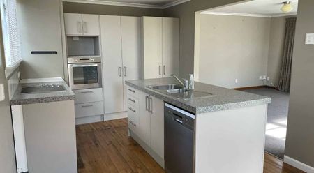 3 Bedroom Home - Photo 3