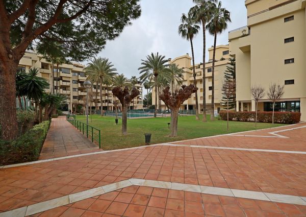 Encantador Piso Reformado en La Carihuela en urbanización con Piscina y Tenis en primera l – tor507ts1