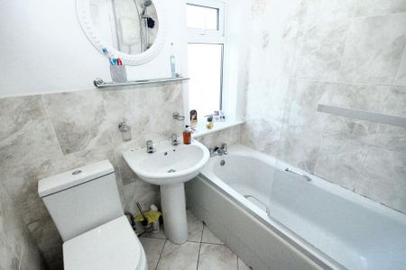 2 bedroom end of terrace house to rent - Photo 3