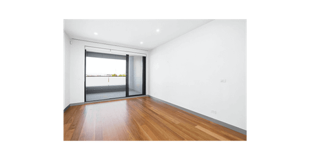 LARGE LIVING ON RICHMOND HILL! - Photo 2