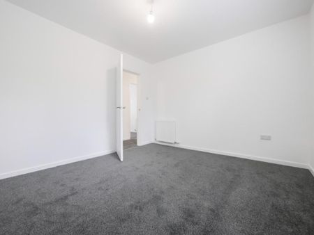 3 bedroom flat to rent - Photo 2