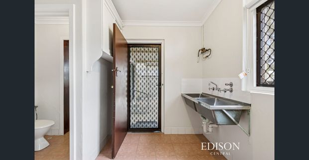 NEWLY RENOVATED FAMILY HOME IN PRIME RIVERSIDE LOCATION - Photo 1