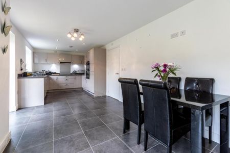 4 bedroom detached house to rent - Photo 3