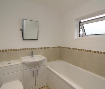 3 bedroom end of terrace house to rent - Photo 4