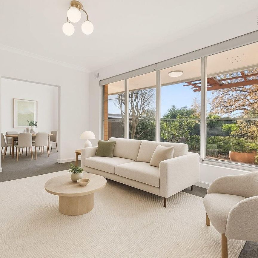 Classic family home in private setting - Photo 1