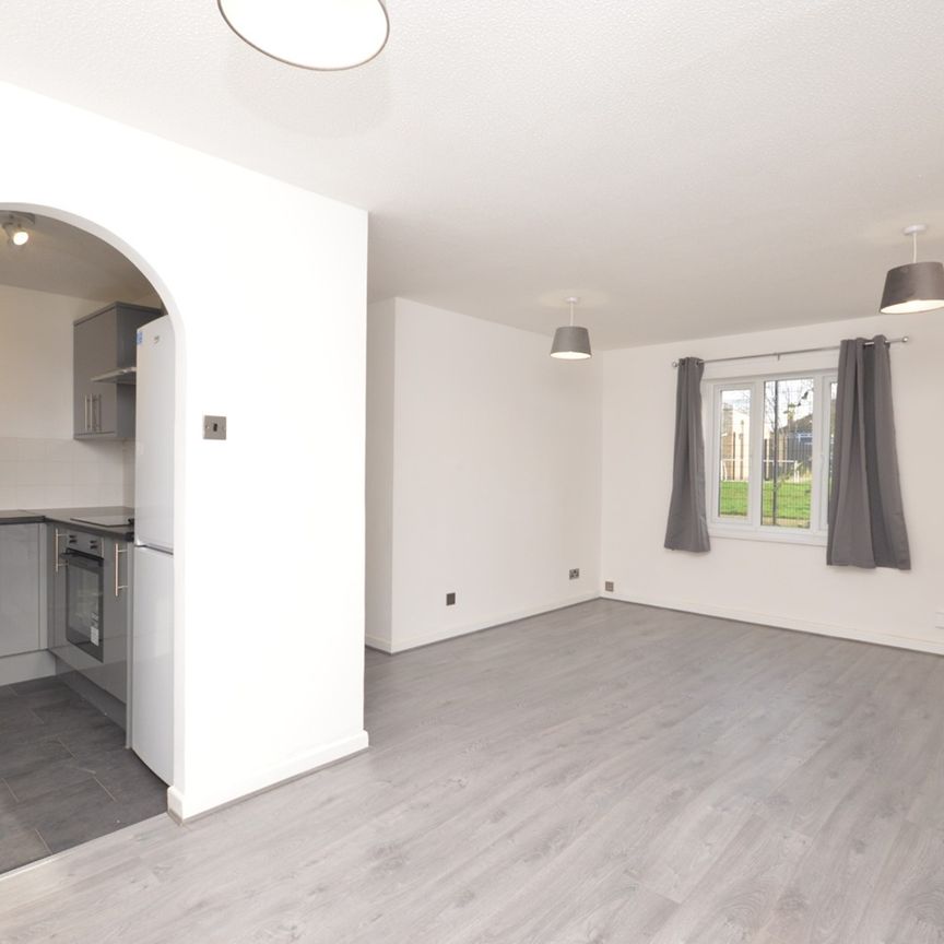 2 Bed Flat, Springfield Court, IG1 - Photo 1