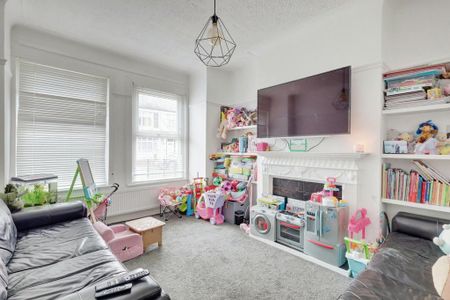 3 bedroom semi-detached house to rent - Photo 4