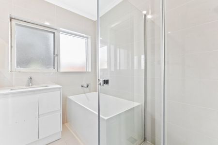 Oversized apartment in sought after location - Photo 2