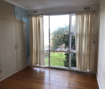 Close to it all ! - Photo 4