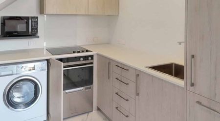 Modern home in Waterloo - Photo 4