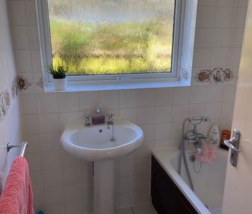 2 Bed Bungalow, Warren Close, BN2 - Photo 1