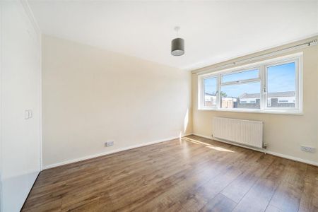 3 bedroom flat to rent - Photo 3
