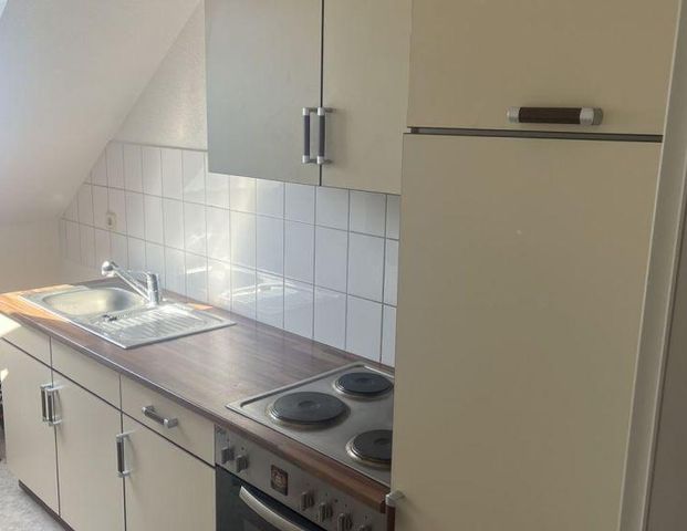 Helle DG 2-Zimmer mit Laminat, Wanne, eigenem Hausgarten mgl. und EBK! Stellplatz mgl. - Foto 1