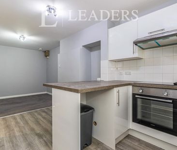 flat to rent Pound Lane, Epsom, KT19 - Photo 5