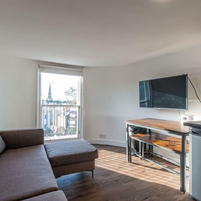 4 bedroom flat to rent - Photo 1