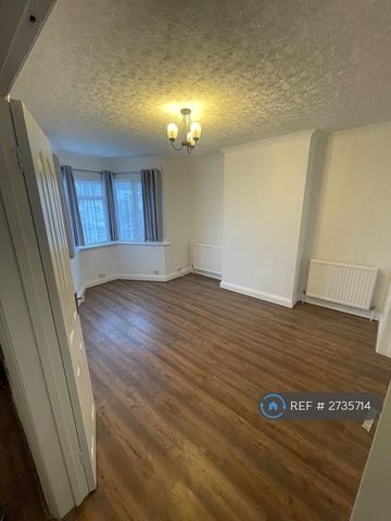 4 bedroom semi-detached house to rent - Photo 2