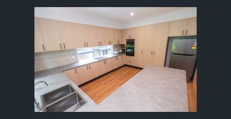 Spacious Room for Rent in Prime Indooroopilly Location - Photo 2