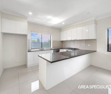 Stylish Double-Storey Family Home in a Prime Cranbourne East Location! - Photo 6