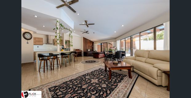 Luxurious, Peaceful Family Home on the Border of Kallaroo and Hillarys - Photo 1