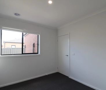“Stylish Family Home in Truganina (Water usage Included)” - Photo 2