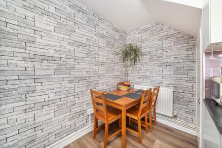 2 bedroom maisonette to rent - Photo 2