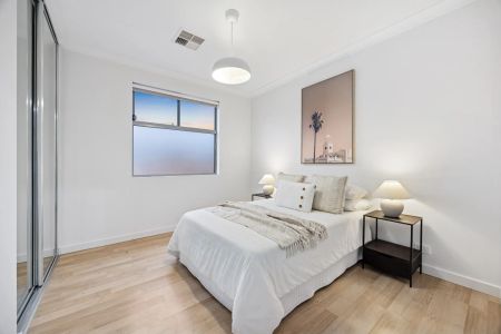 Modern Duplex With Leafy Golf Course Views - Photo 3