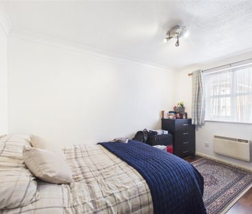 2 bedroom in Worcester Gardens, Slough - Photo 2