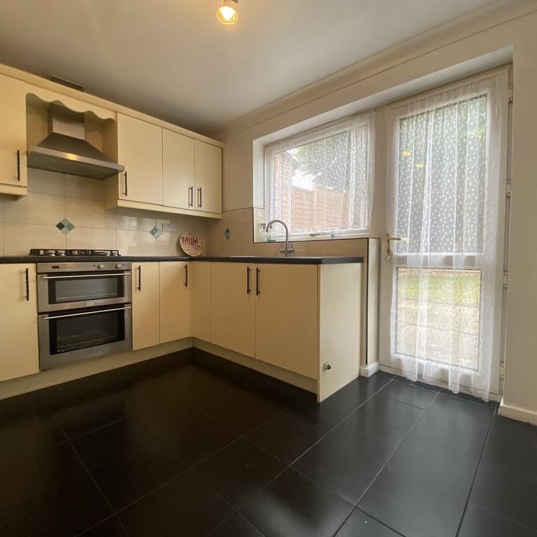 4 bedroom detached house to rent - Photo 1