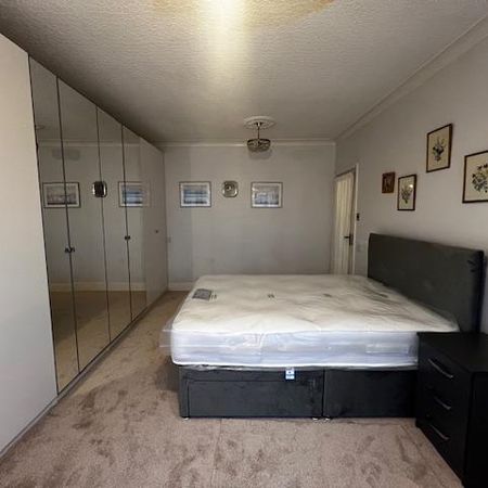 1 bedroom in a house share to rent - Photo 4