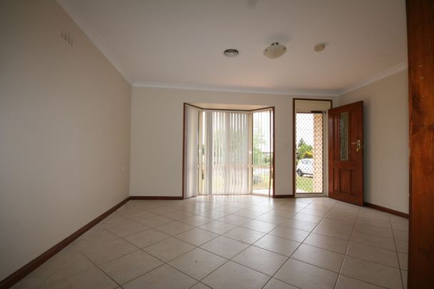 Neat Three bedroom Home close to town. - Photo 1