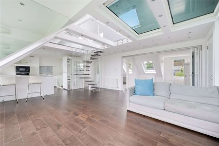 An exceptional three bedroom split level penthouse conversion flat with the most spectacular views of London. - Photo 5