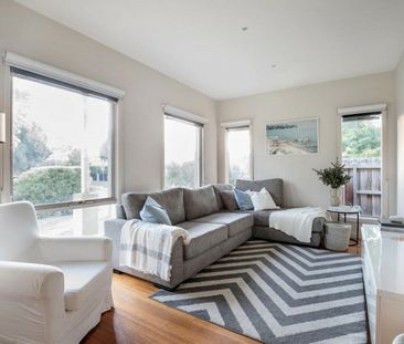 STUNNING THREE BEDROOM HOME IN GREAT LOCATION - Photo 3