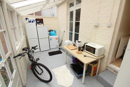 4 bedroom end of terrace house to rent - Photo 4