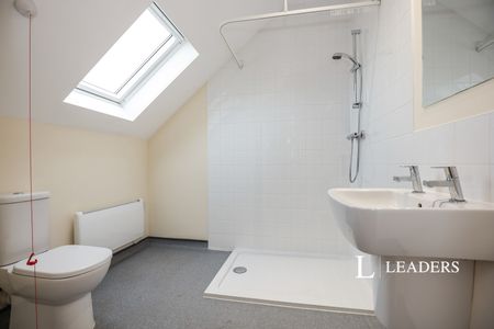 2 bedroom apartment to rent St. Peters Gardens, Marefair, Northampton, Northamptonshire, NN1 - Photo 5