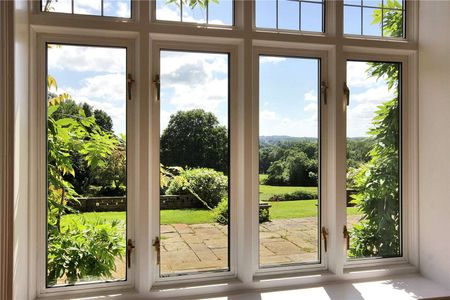 A stunning portion of an impressive country mansion, enjoying far reaching rural views and situated on the edge of the popular village of Wadhurst - Photo 5