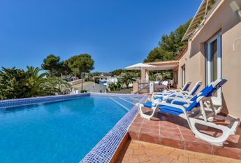 FOR RENT VILLA MORAIRA with 4 bedrooms for LONG TERM NEAR THE BEACH AND THE CITY