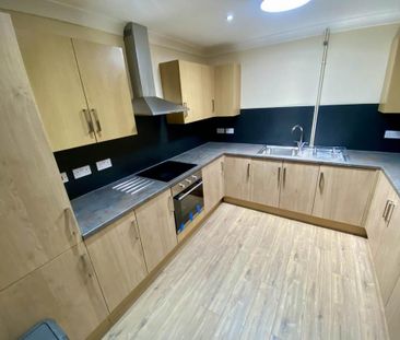 4 bedroom flat to rent - Photo 1