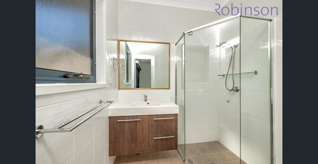 Three bedroom, two bathroom townhouse with double garage - Photo 1