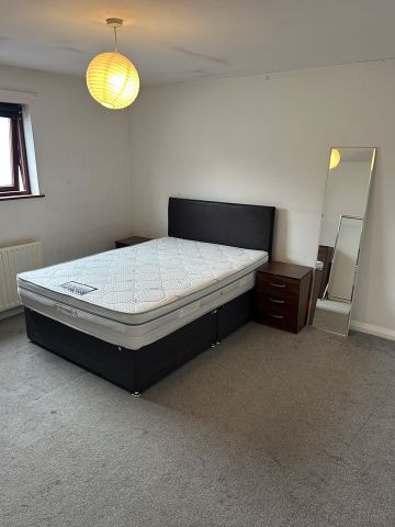 3 Bed Flat, Assembly Passage, E1 - Photo 4