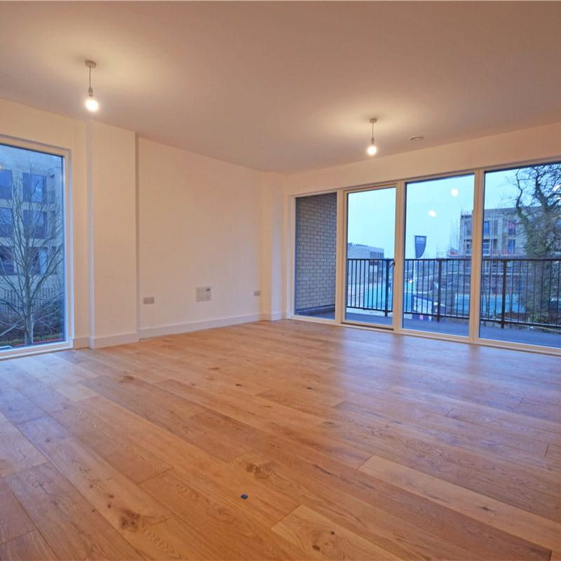 Well presented 2 bedroom first floor apartment for rent just to the south of the City centre with excellent access to Addenbrookes Hospital. Cycle store. Unfurnished. - Photo 1